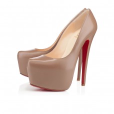 Женские кожаные бежевые туфли Christian Louboutin Pigalle Женские кожаные бежевые туфли Christian Louboutin Pigalle