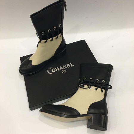 Женские осенние брендовые кожаные сапоги Chanel BlackWhite
