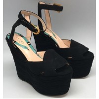 Замшевые босоножки Gucci на танкетке черные