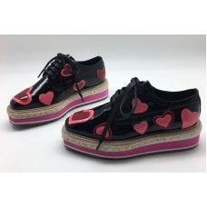 Женские осенние кожаные с лаком ботинки Prada черные с сердцами Женские осенние кожаные с лаком ботинки Prada черные с сердцами