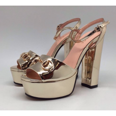 Кожаные лаковые босоножки Gucci Босоножки Leila золотые с декоративной пряжкой Кожаные лаковые босоножки Gucci Босоножки Leila золотые с декоративной пряжкой