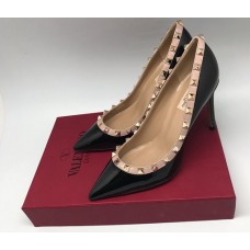 Женские летние кожаные лаковые туфли Valentino Garavani Rockstud черные с бежевой с отделкой